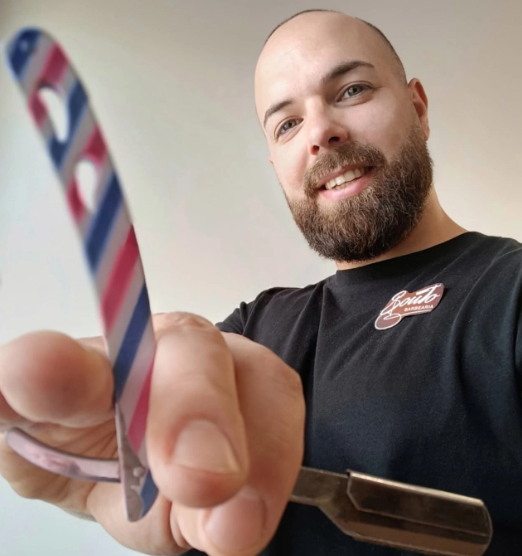 Cadeira de barbeiro em destaque.