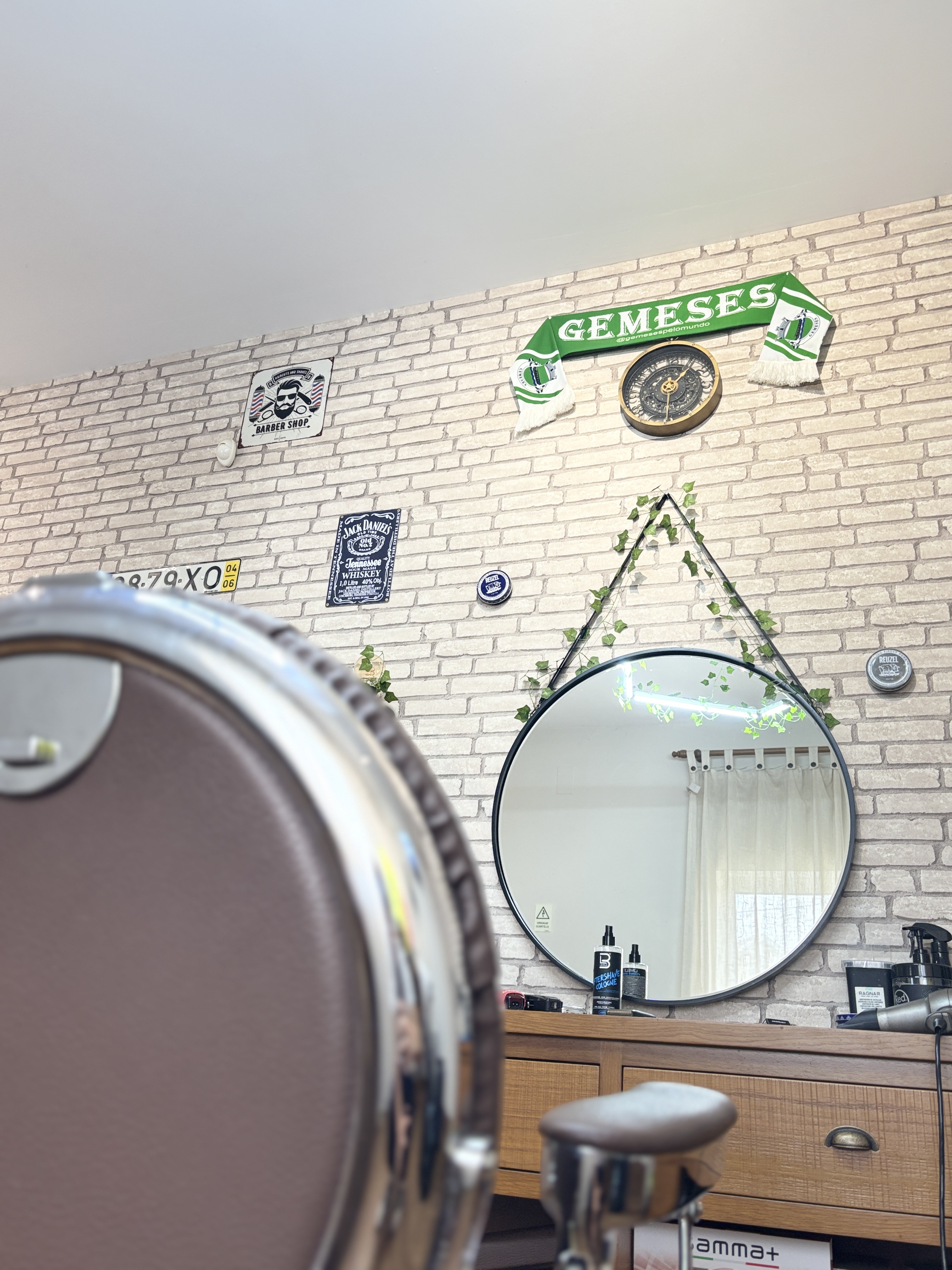 Detalhe da decoração da barbearia.