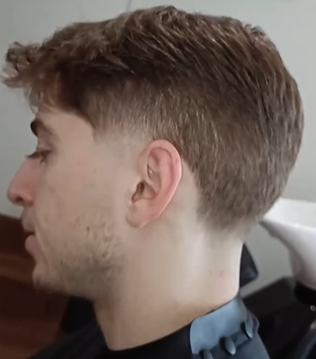 Cadeira de barbeiro em destaque.