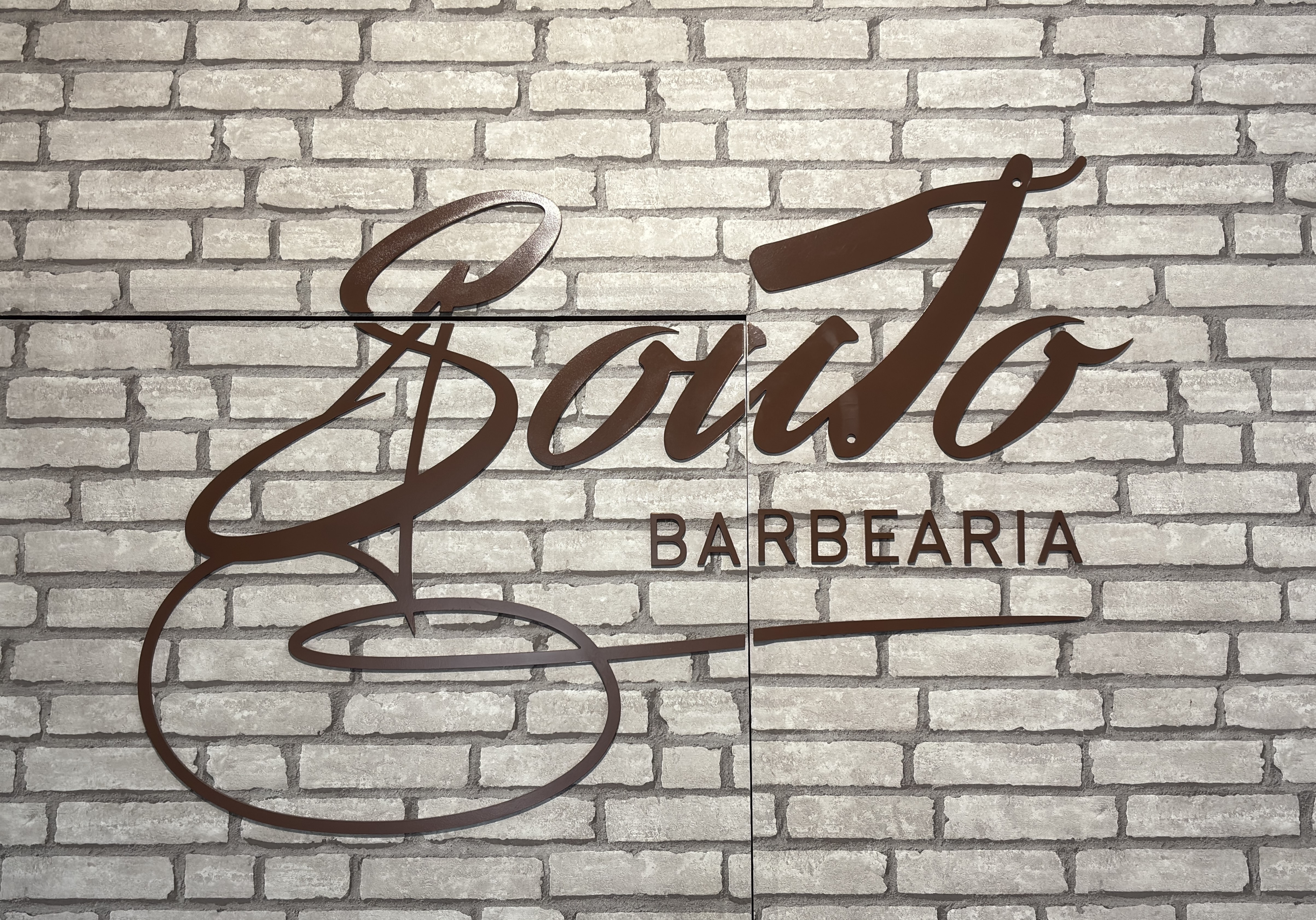 Vista do interior da Souto Barbearia.