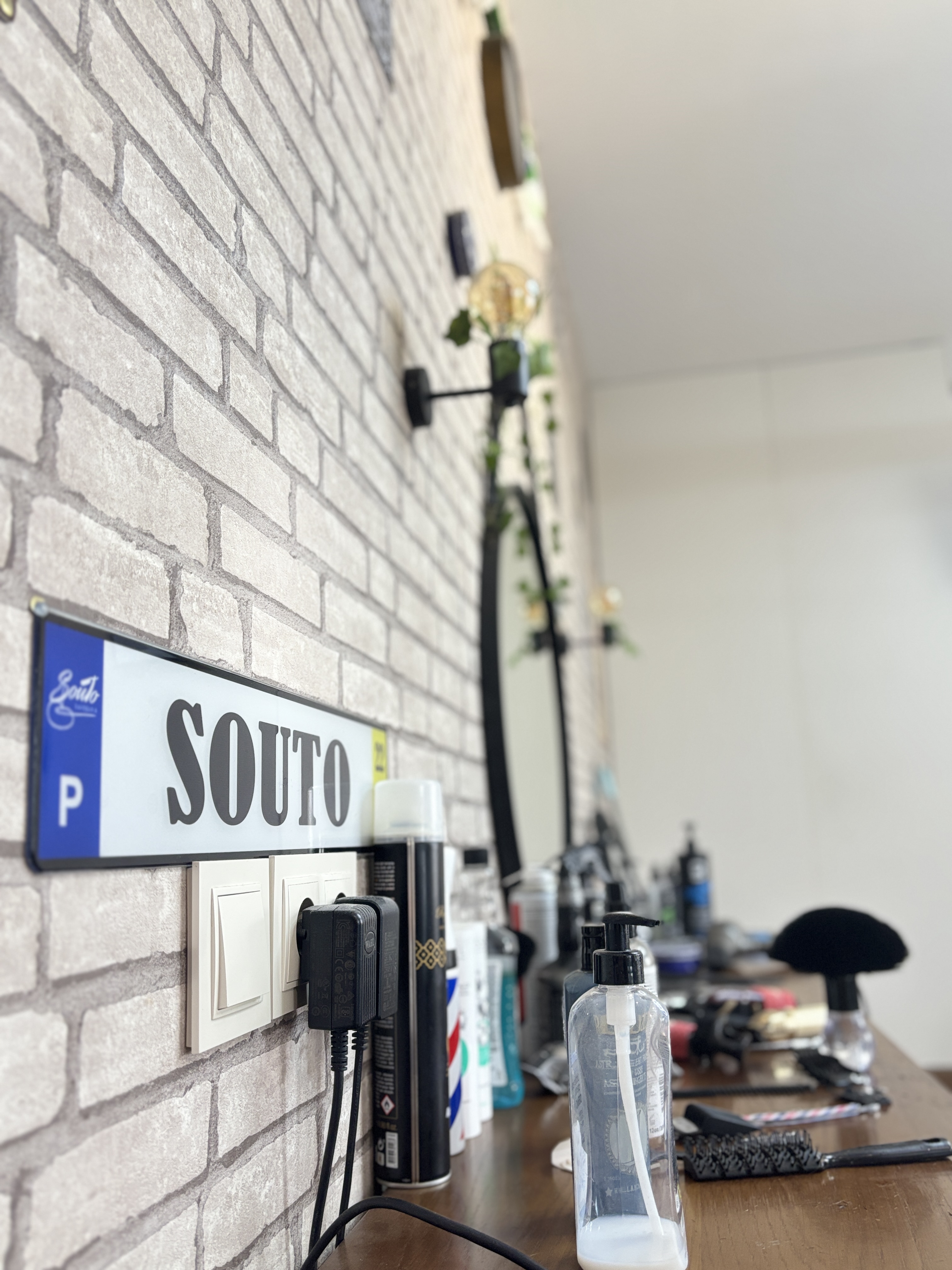 Vista do interior da Souto Barbearia.